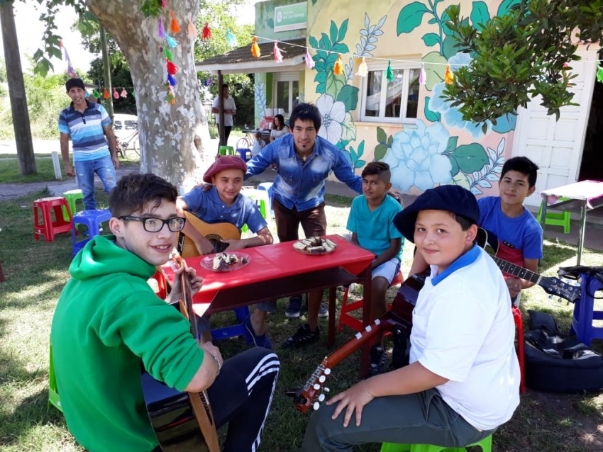 Los integrantes de la Casa Adolescente cerraron el año con profesores,