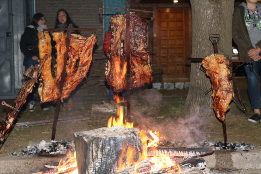 La noche de fogones convoc a multitudes en distintos puntos de la ciu