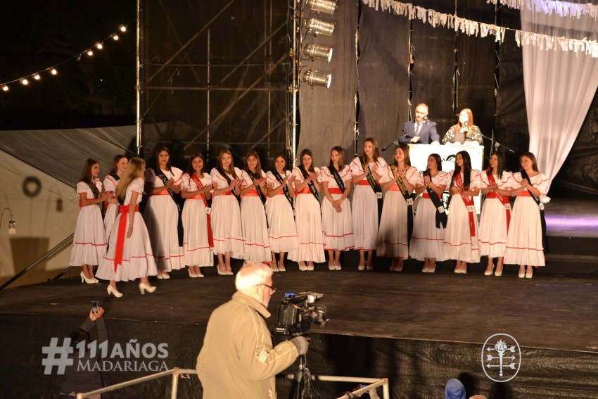 Las postulantes se lucieron con los vestidos de Buenas Mozas