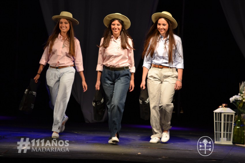 Las postulantes se lucieron con los vestidos de Buenas Mozas