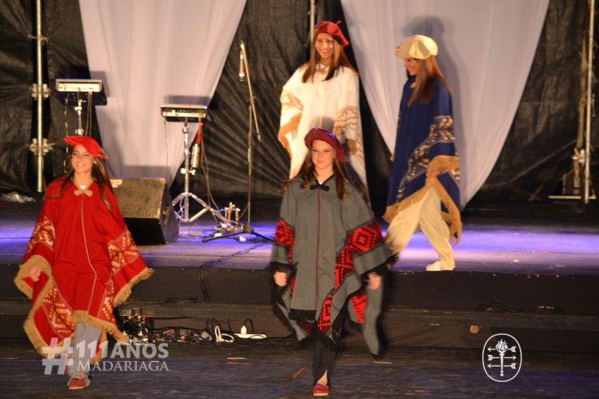 Las postulantes se lucieron con los vestidos de Buenas Mozas