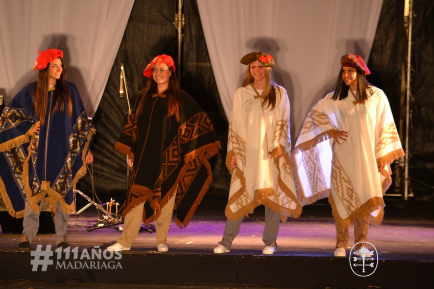 Las postulantes se lucieron con los vestidos de Buenas Mozas