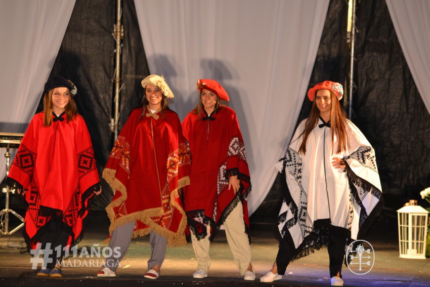 Las postulantes se lucieron con los vestidos de Buenas Mozas