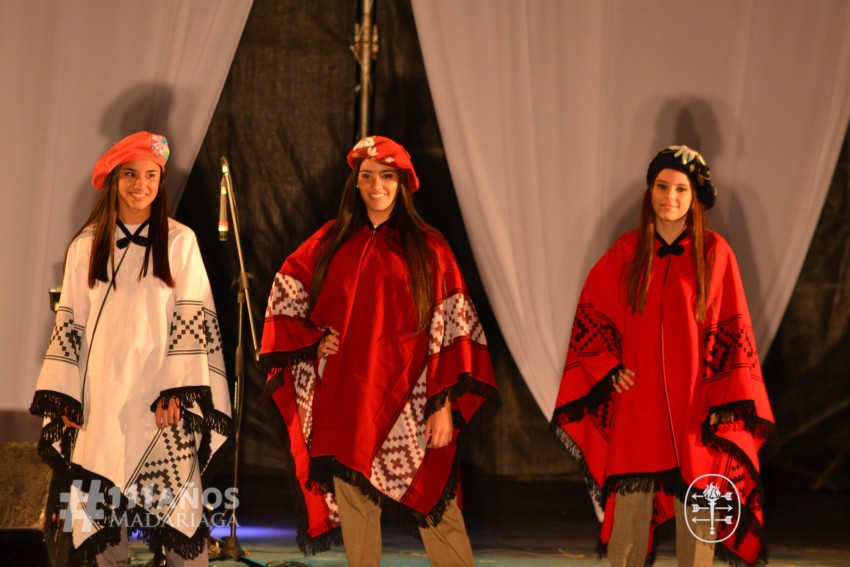 Las postulantes se lucieron con los vestidos de Buenas Mozas