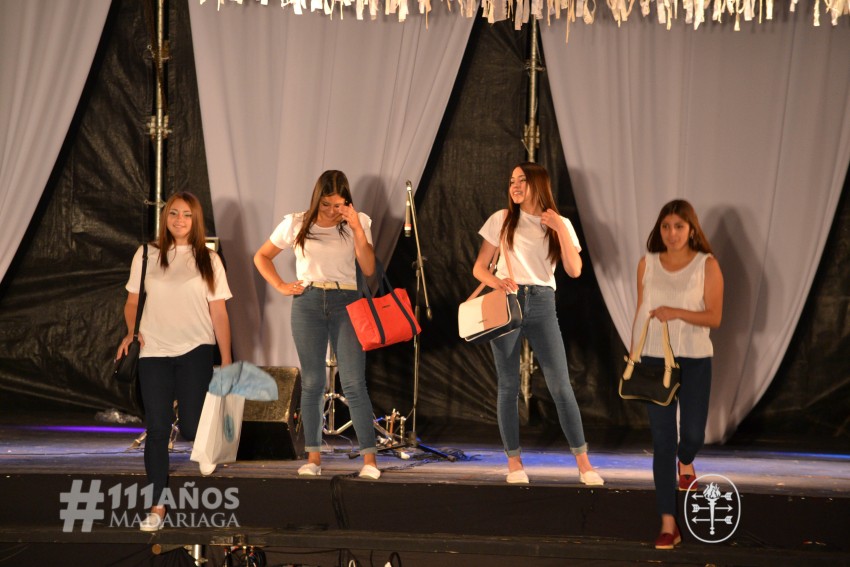 Las postulantes se lucieron con los vestidos de Buenas Mozas