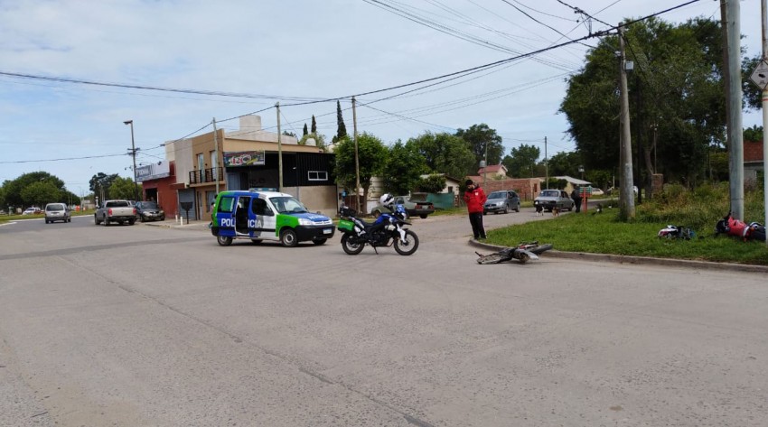 Chocaron dos motos y una persona sufri una fractura