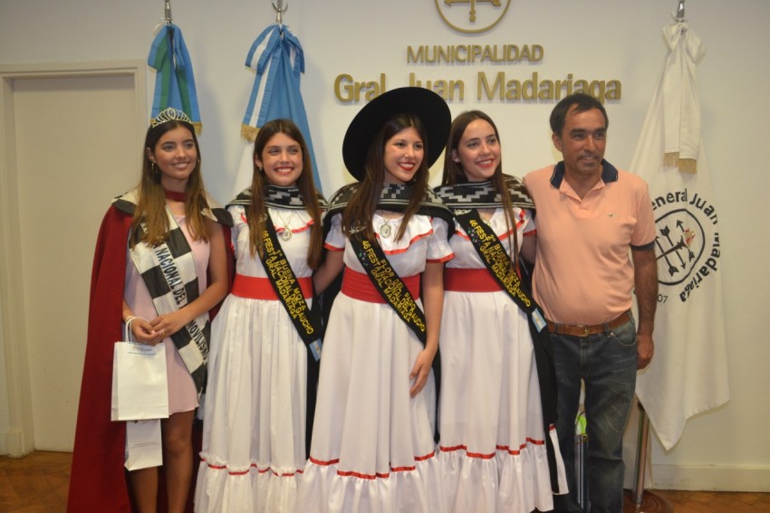 Las reinas invitadas visitaron el Palacio Municipal