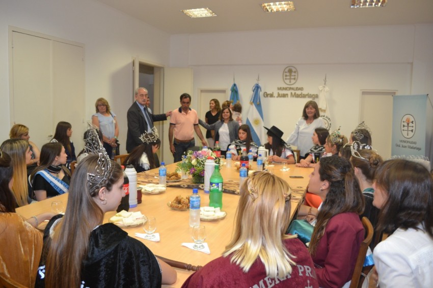 Las reinas invitadas visitaron el Palacio Municipal