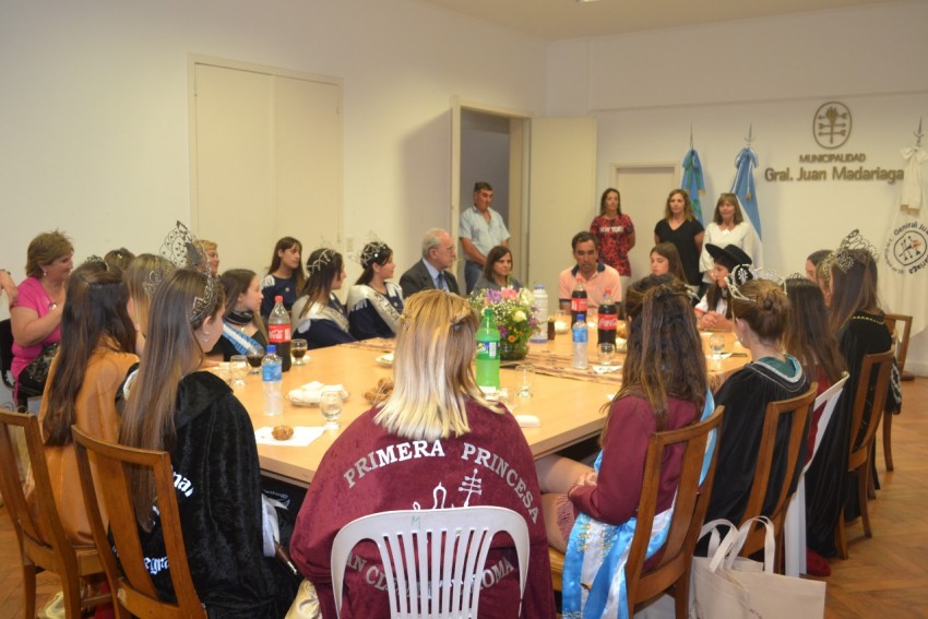Las reinas invitadas visitaron el Palacio Municipal