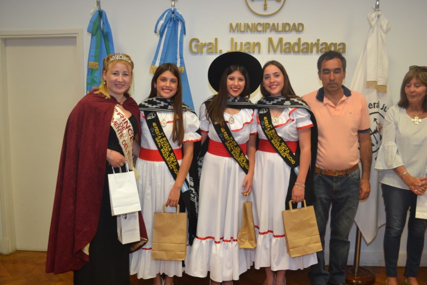Las reinas invitadas visitaron el Palacio Municipal