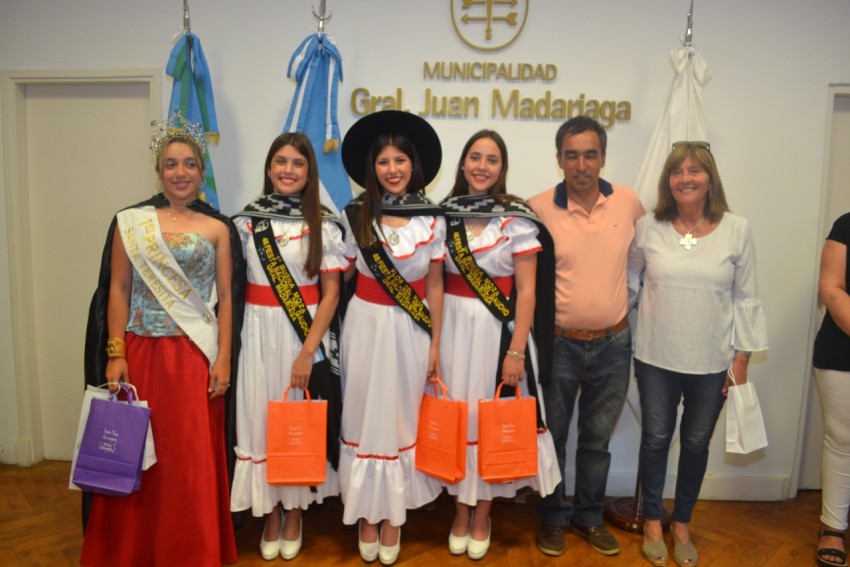 Las reinas invitadas visitaron el Palacio Municipal