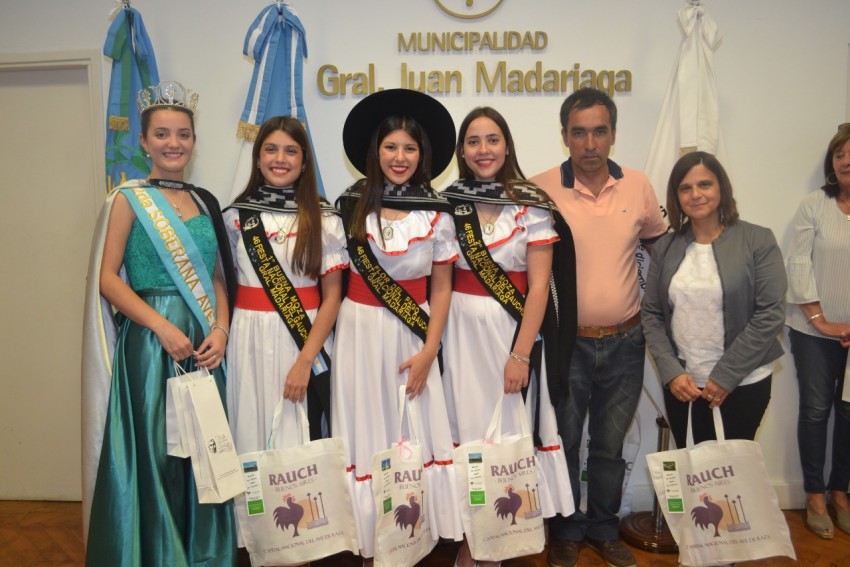 Las reinas invitadas visitaron el Palacio Municipal