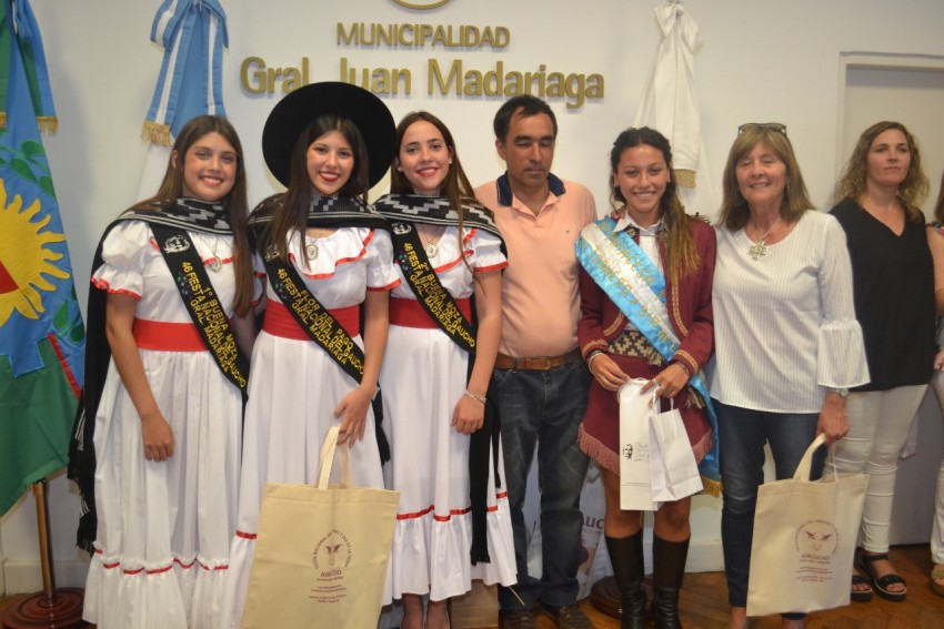 Las reinas invitadas visitaron el Palacio Municipal