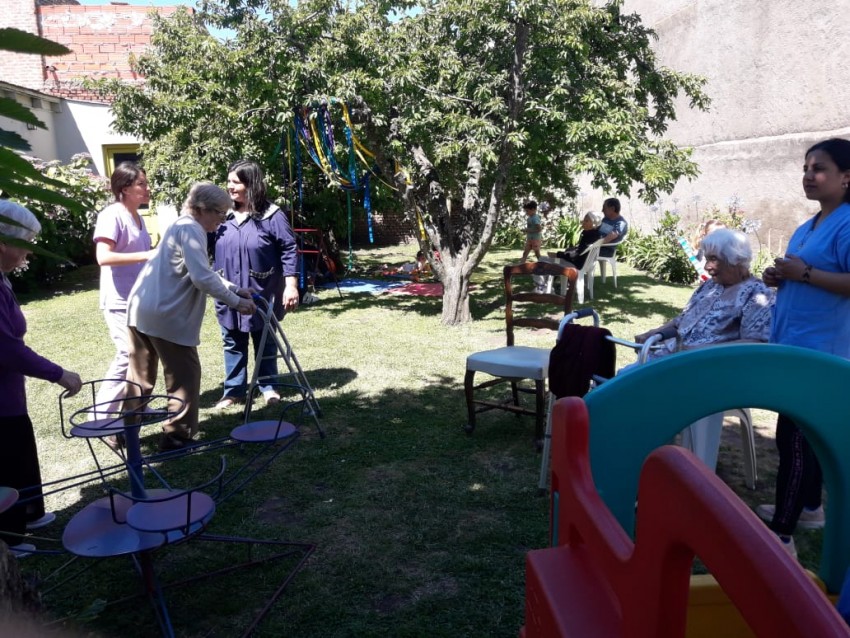 Los abuelos del Hogar de Ancianos y los alumnos del Jardn Rahiu comp