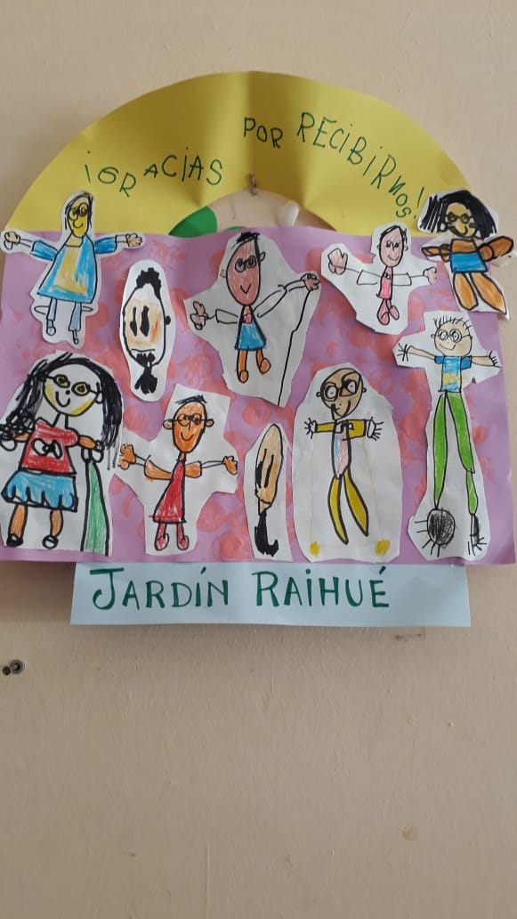 Los abuelos del Hogar de Ancianos y los alumnos del Jardn Rahiu comp