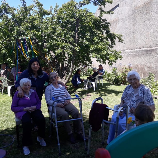 Los abuelos del Hogar de Ancianos y los alumnos del Jardn Rahiu comp