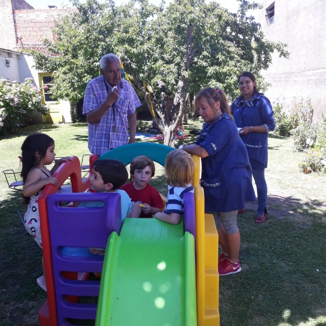Los abuelos del Hogar de Ancianos y los alumnos del Jardn Rahiu comp