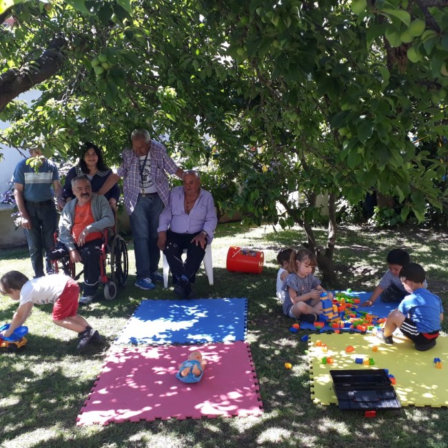 Los abuelos del Hogar de Ancianos y los alumnos del Jardn Rahiu comp