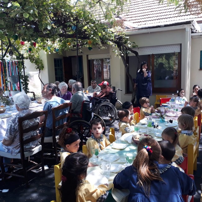 Los abuelos del Hogar de Ancianos y los alumnos del Jardn Rahiu comp
