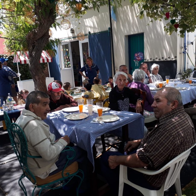 Los abuelos del Hogar de Ancianos y los alumnos del Jardn Rahiu comp