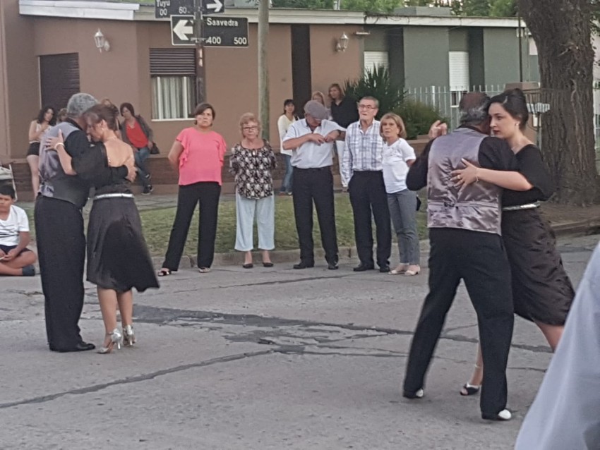 Decenas de parejas disfrutaron de la Milonga Callejera por el da inte