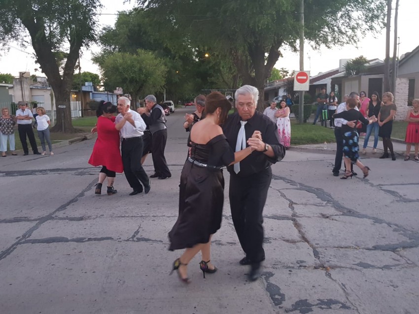 Decenas de parejas disfrutaron de la Milonga Callejera por el da inte
