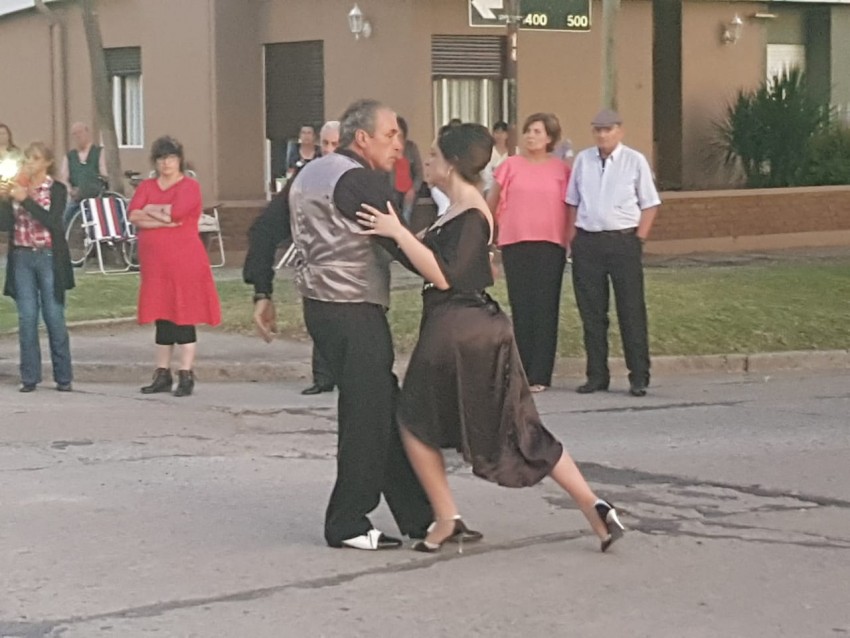 Decenas de parejas disfrutaron de la Milonga Callejera por el da inte