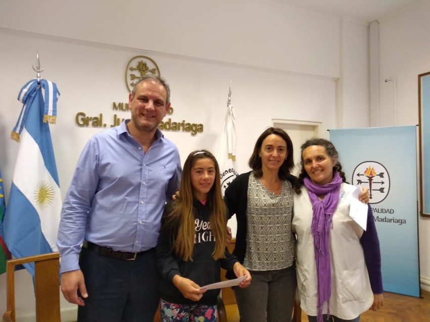 Reconocieron con becas a los alumnos con mejores promedios de las Escu