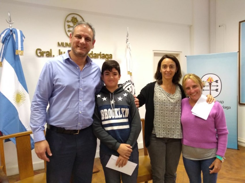 Reconocieron con becas a los alumnos con mejores promedios de las Escu