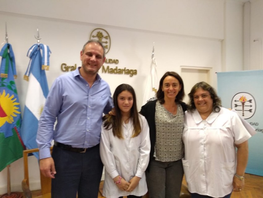 Reconocieron con becas a los alumnos con mejores promedios de las Escu