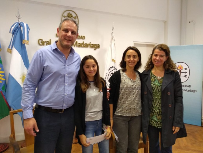 Reconocieron con becas a los alumnos con mejores promedios de las Escu