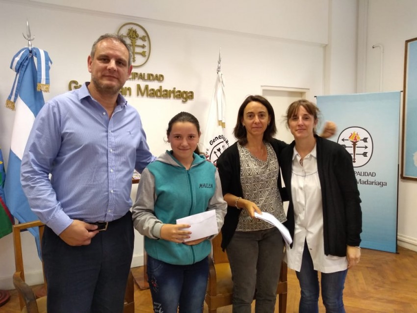 Reconocieron con becas a los alumnos con mejores promedios de las Escu