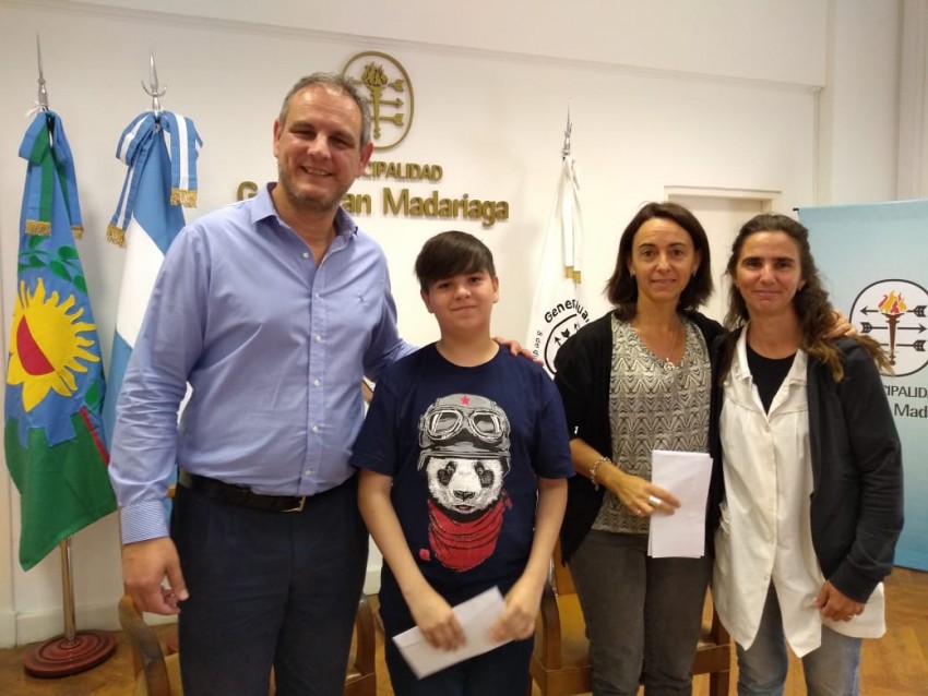 Reconocieron con becas a los alumnos con mejores promedios de las Escu