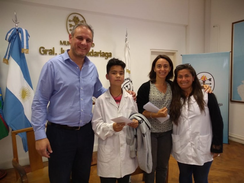 Reconocieron con becas a los alumnos con mejores promedios de las Escu