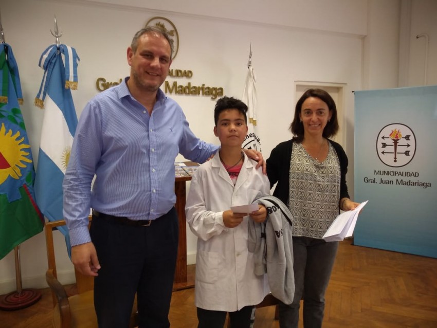 Reconocieron con becas a los alumnos con mejores promedios de las Escu