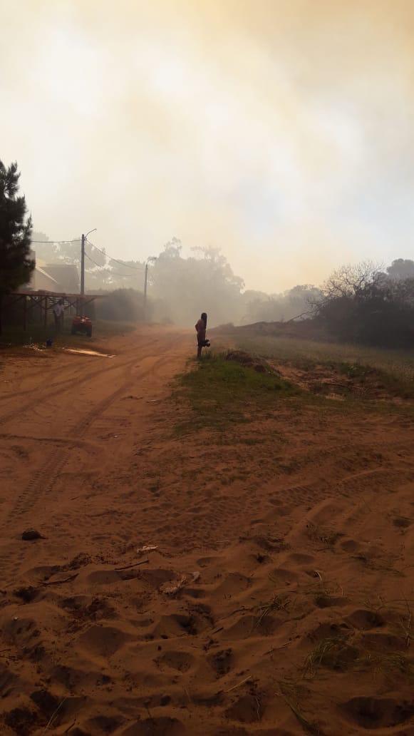 Defensa Civil y Bomberos de Madariaga colaboran en un incendio foresta