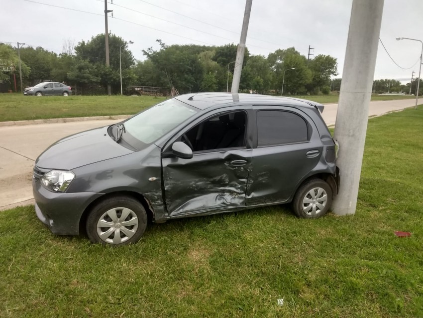 Un auto impact� contra una columna de luz luego de chocar con otro veh