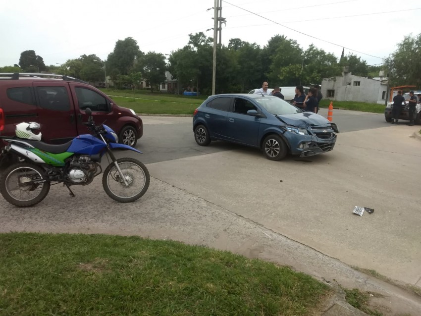 Un auto impact� contra una columna de luz luego de chocar con otro veh