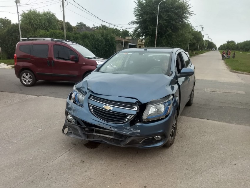 Un auto impact contra una columna de luz luego de chocar con otro veh