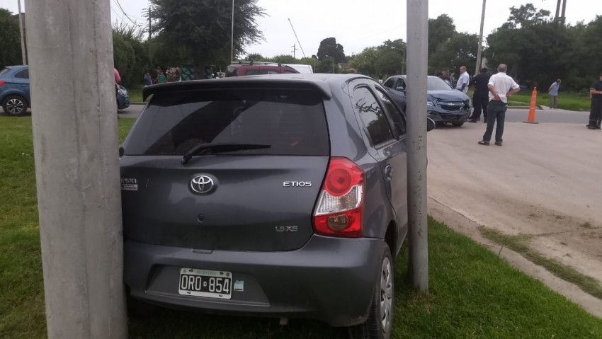 Un auto impact� contra una columna de luz luego de chocar con otro veh