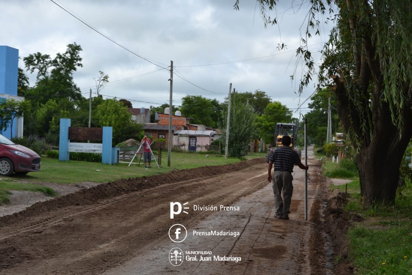 Continúan con las tareas de cordón cuneta en el barrio Quintanilla