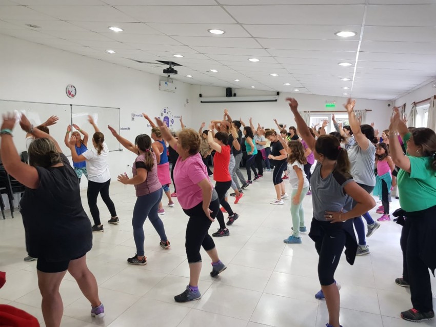 Cada vez ms vecinos se suman a las clases de zumba