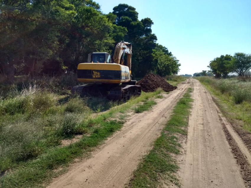 La Caser trabaja en el zanjeo y acopio de 10 km de camino