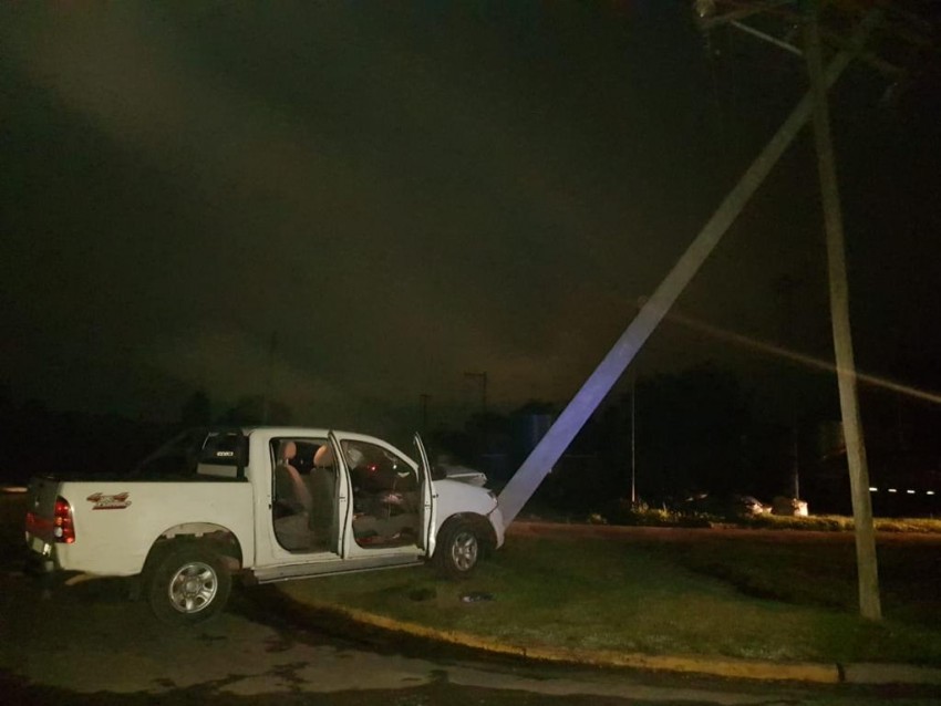 Camioneta choc� contra poste de media tensi�n y gran parte de la ciuda