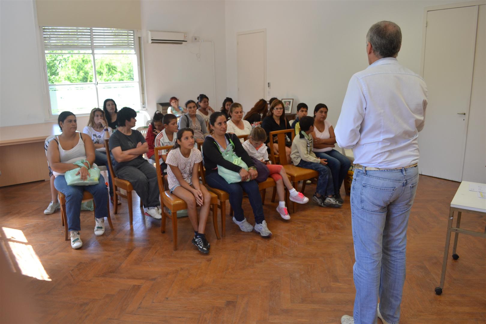 Popovich entreg tiles escolares