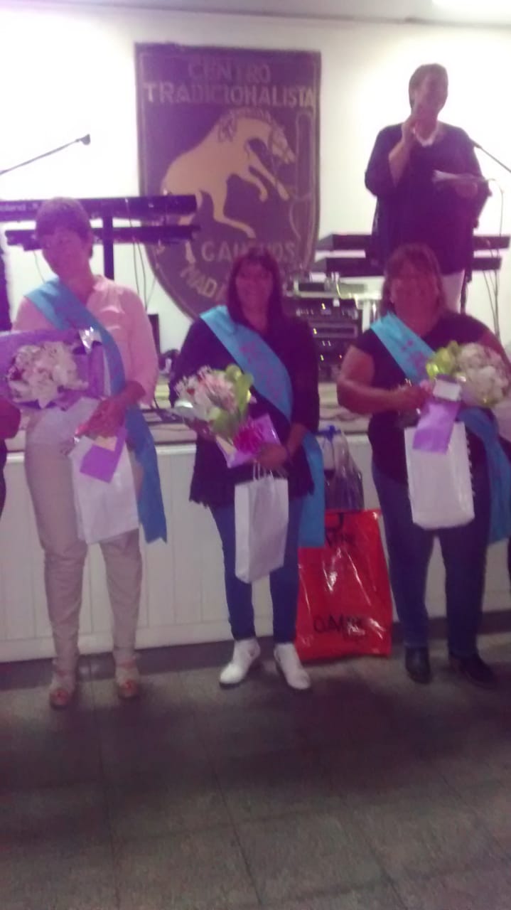 Las mujeres festejaron su da con una cena show