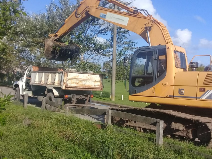 Continúan la limpieza de canales y la mejora de calles