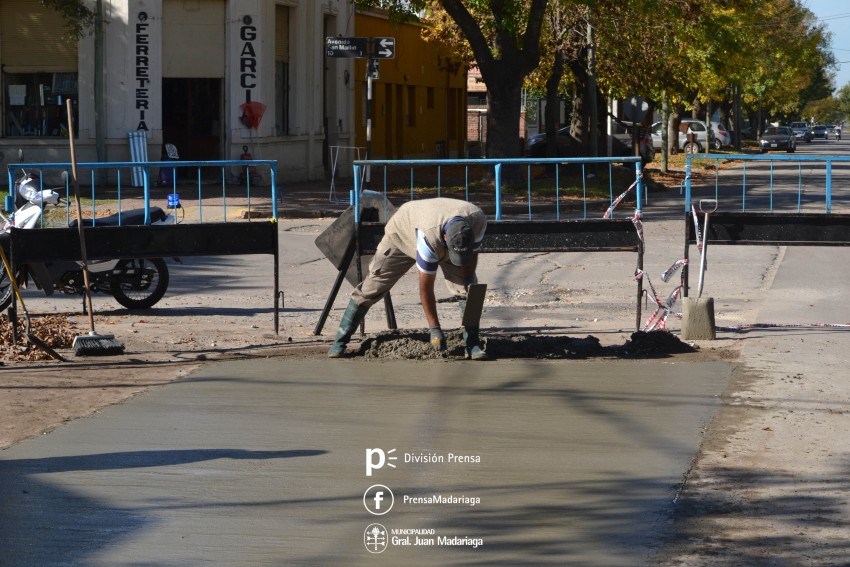 Reparan un importante bache sobre calle Rivadavia