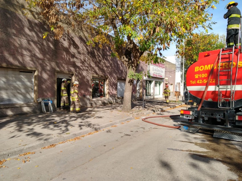 Bomberos controlaron un incendio declarado en Moreno al 900