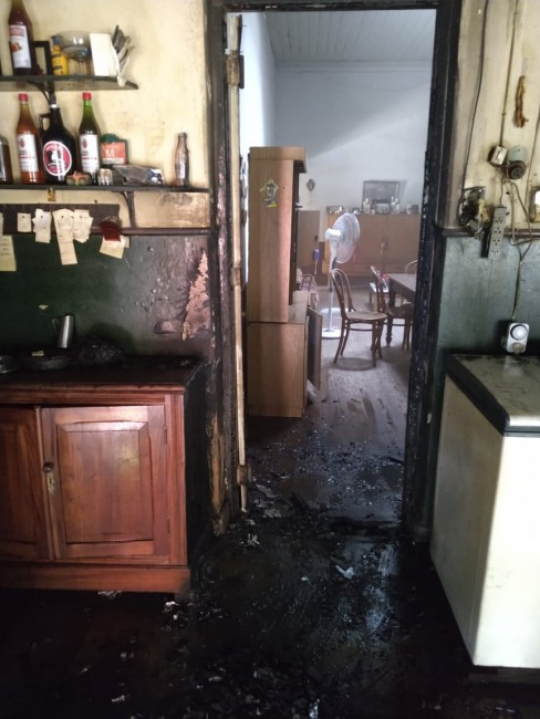 Bomberos controlaron un incendio declarado en Moreno al 900